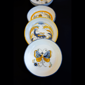 Conjunto de platos de cerámica pintados a mano con diferentes diseños de la colección 'Olambrillas