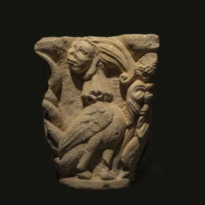 Capitel con representación de arpías y aves del paraíso (s.XIII)