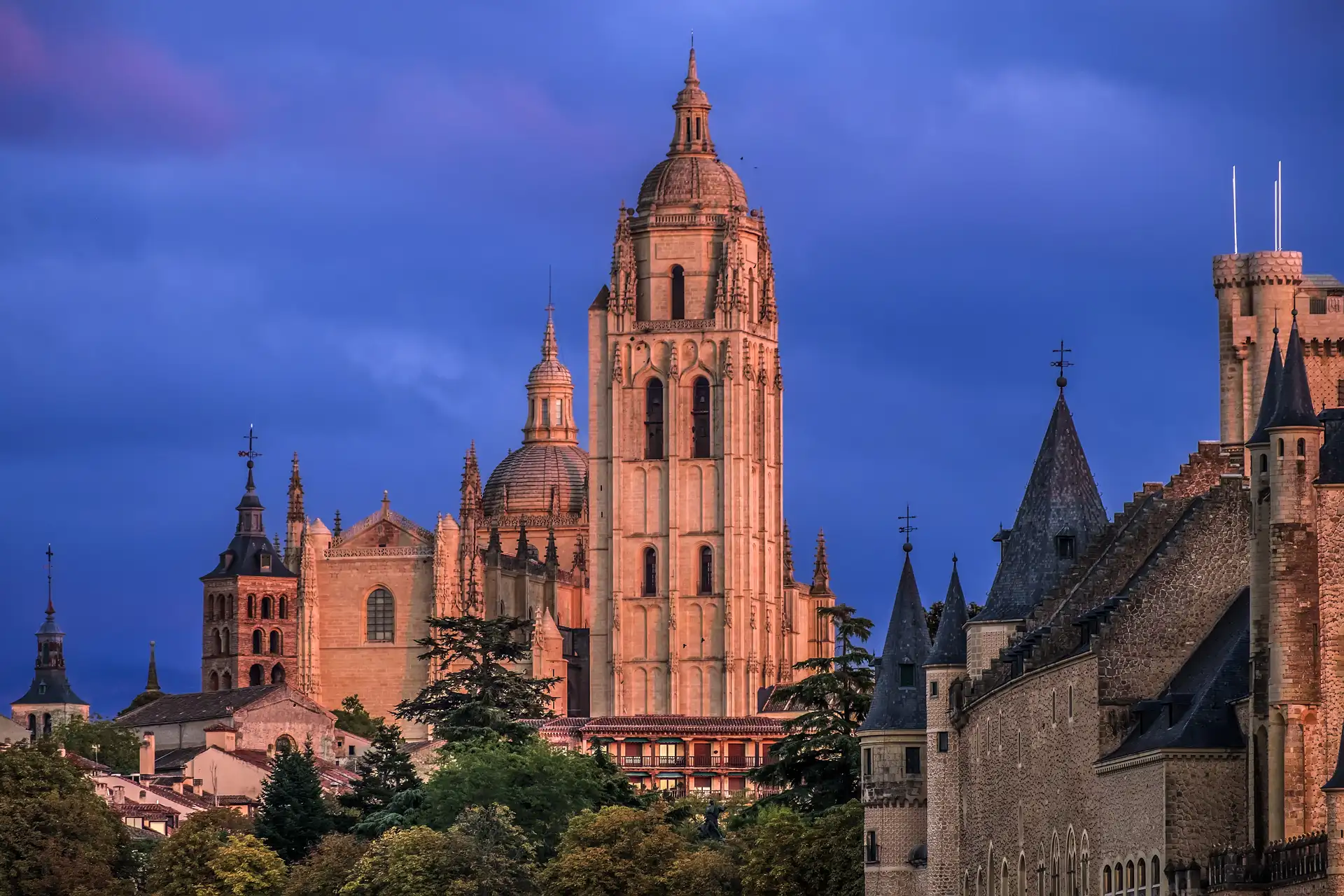 Vista panorámica del Alcázar y la Catedral de Segovia desde la zona de la Fuencisla, al atardecer.