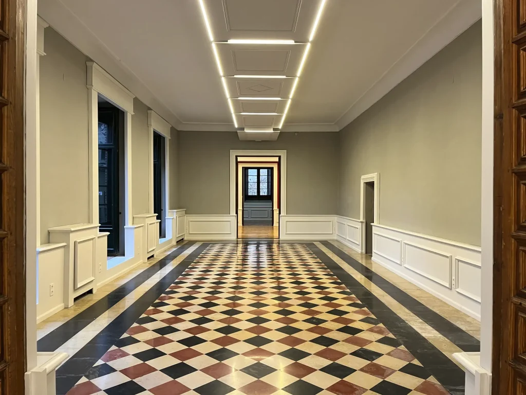 Sala versátil del Palacio Episcopal de Segovia con suelo de mármol ajedrezado, ideal para actos institucionales y presentaciones