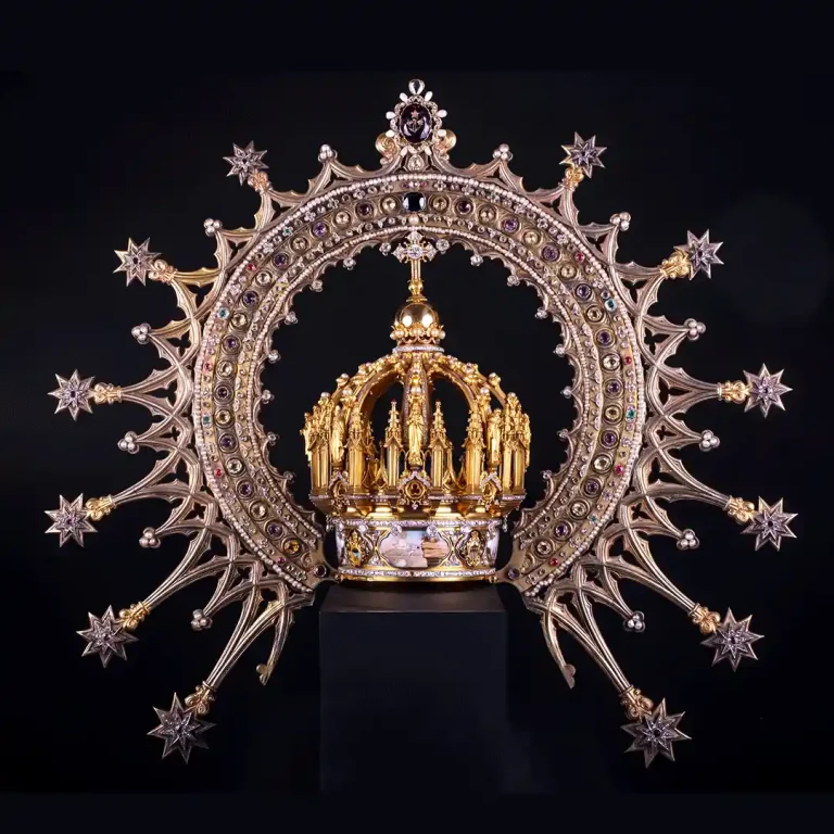 Corona de la Virgen de la Fuencisla del siglo XX, diseñada por Florentino Trapero y elaborada por los orfebres Otero y Riopérez