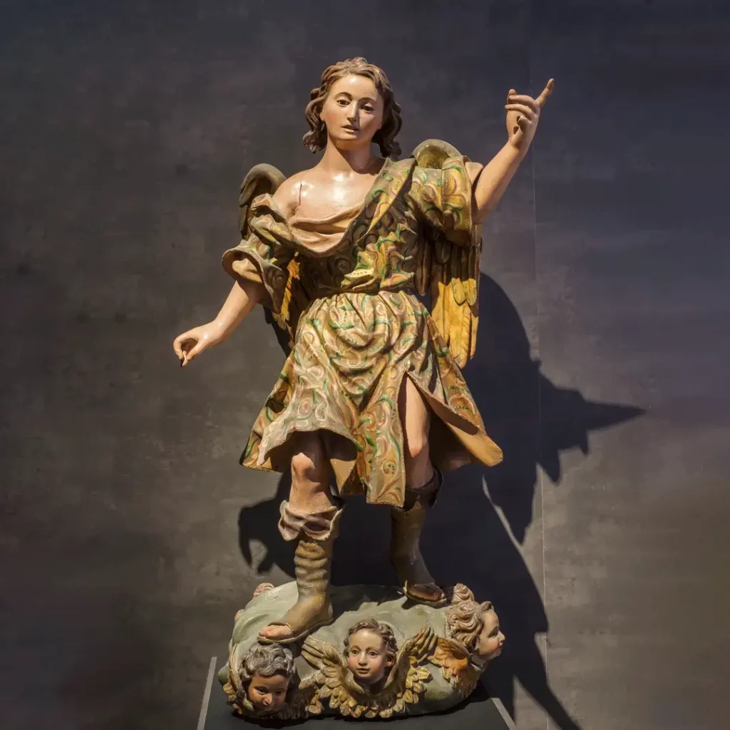 Escultura barroca del arcángel San Gabriel, siglo XVIII, conservada en el Palacio Episcopal de Segovia