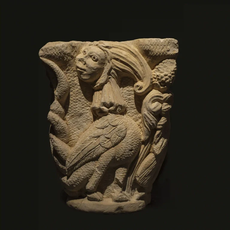 Capitel románico del siglo XIII con arpías y aves del paraíso, conservado en el Palacio Episcopal de Segovia