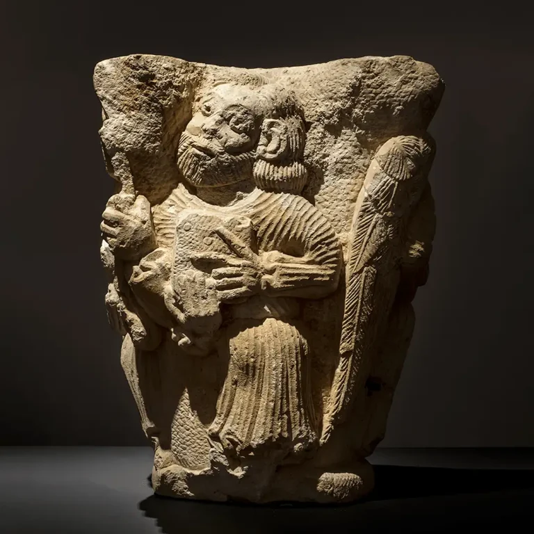 Capitel medieval del siglo XIII en piedra con representación de la Tentación de Jesús y San Pedro con las llaves, del Palacio Episcopal de Segovia