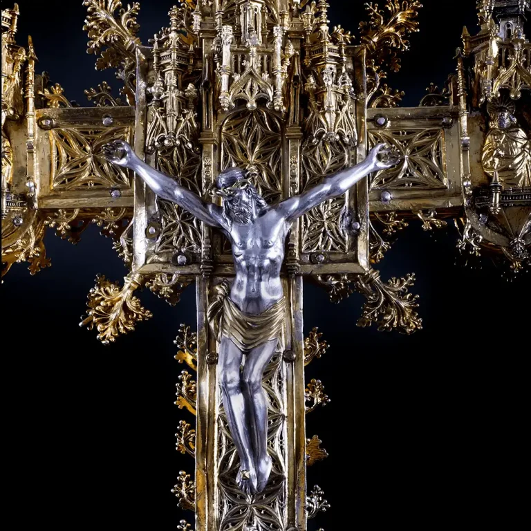 Primer plano del Cristo en la Cruz Procesional en plata sobredorada atribuida a Antonio de Oquendo