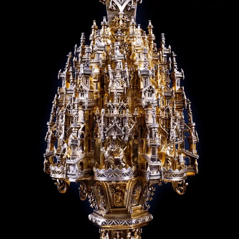 Imagen detallada de la macolla de la Cruz Procesional en plata sobredorada atribuida a Antonio de Oquendo, mostrando su rica ornamentación.