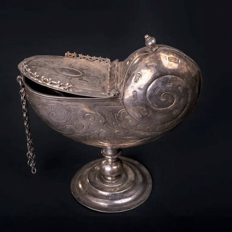 Naveta del siglo XVI, obra del orfebre Diego de Olmedo, utilizada en la liturgia católica, con forma de barco