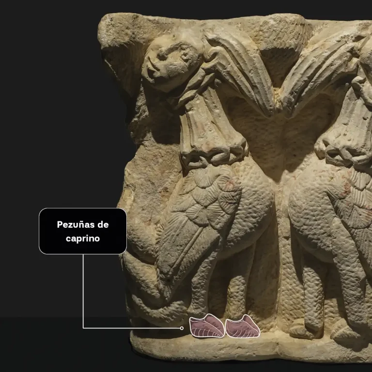 Relieve de arpía con detalle de pezuñas de caprino, simbolizando su asociación con lo diabólico.