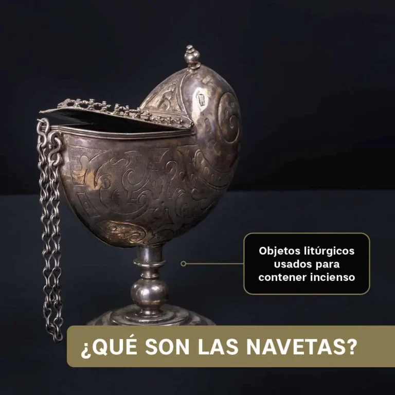 Naveta de plata con forma de barco y tapa abierta, utilizada para contener incienso en ceremonias litúrgicas