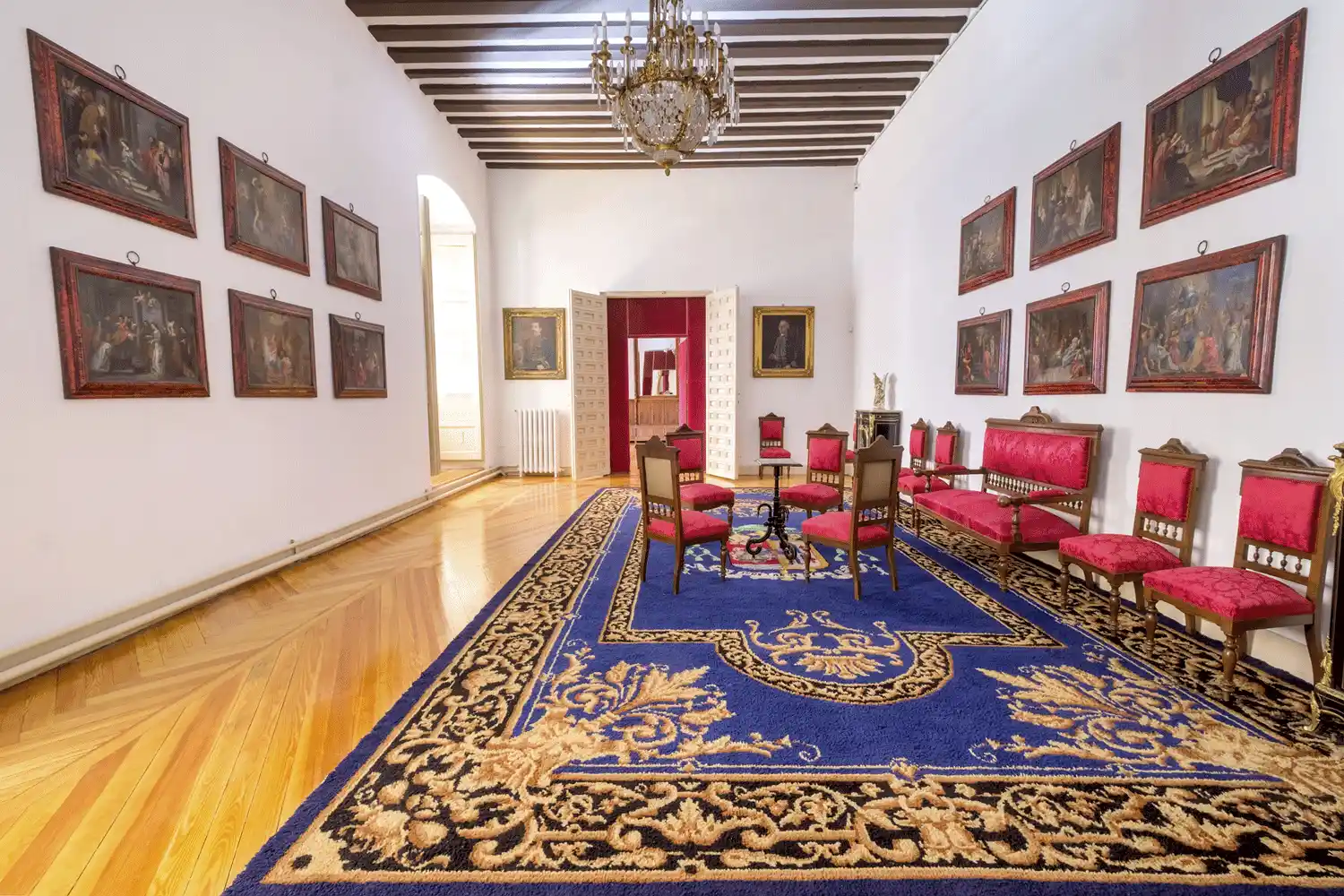 Salón de Recibir con mobiliario francés, retratos de figuras históricas y óleos sobre cobre del siglo XVIII.