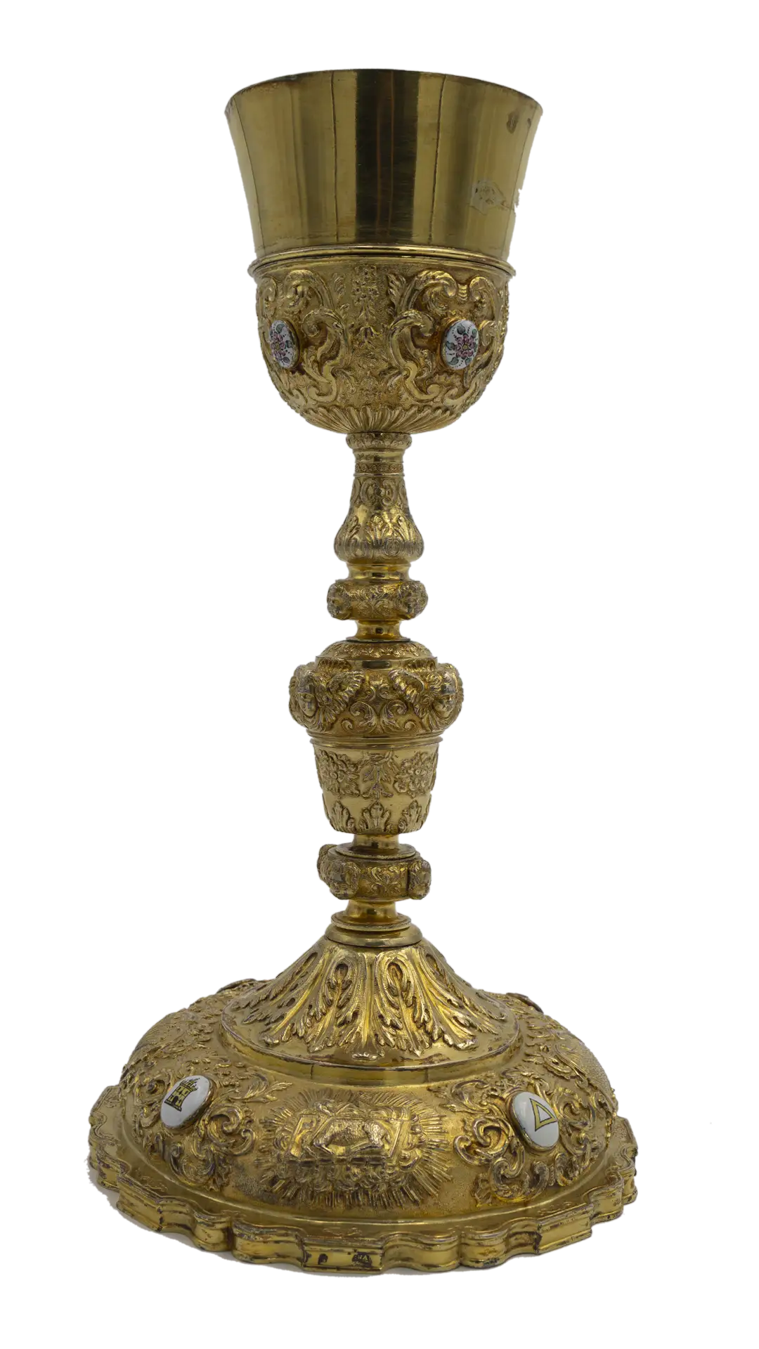 Cáliz de plata sobredorada realizado por el platero José de Nájera, decorado con relieves vegetales y esmaltes, conservado en el Palacio Episcopal de Segovia