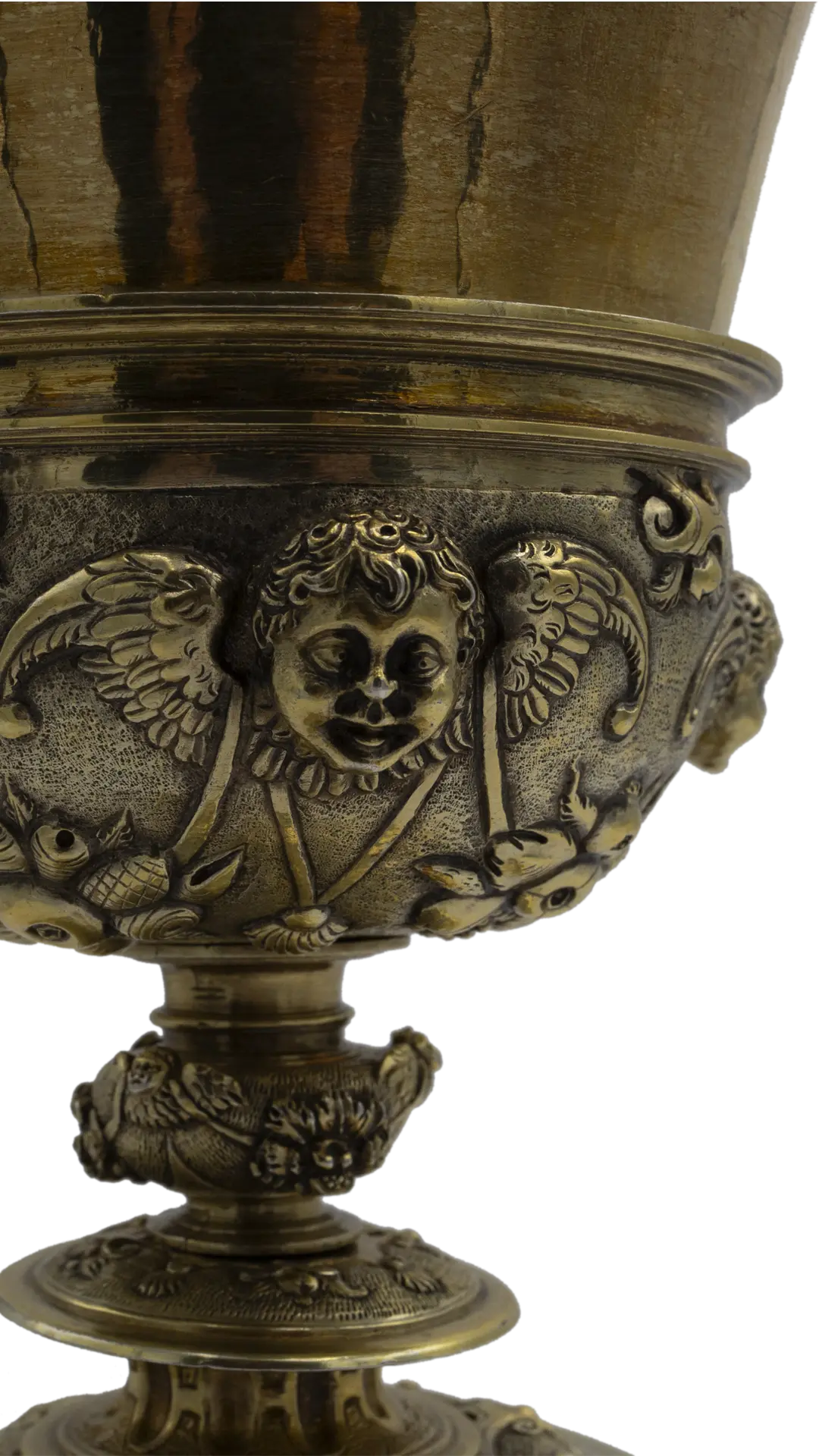 Detalle del cáliz de plata sobredorada atribuido al platero Sebastián Muñoz, Segovia, tercer tercio del siglo XVI, con decoración de ángeles y motivos vegetales