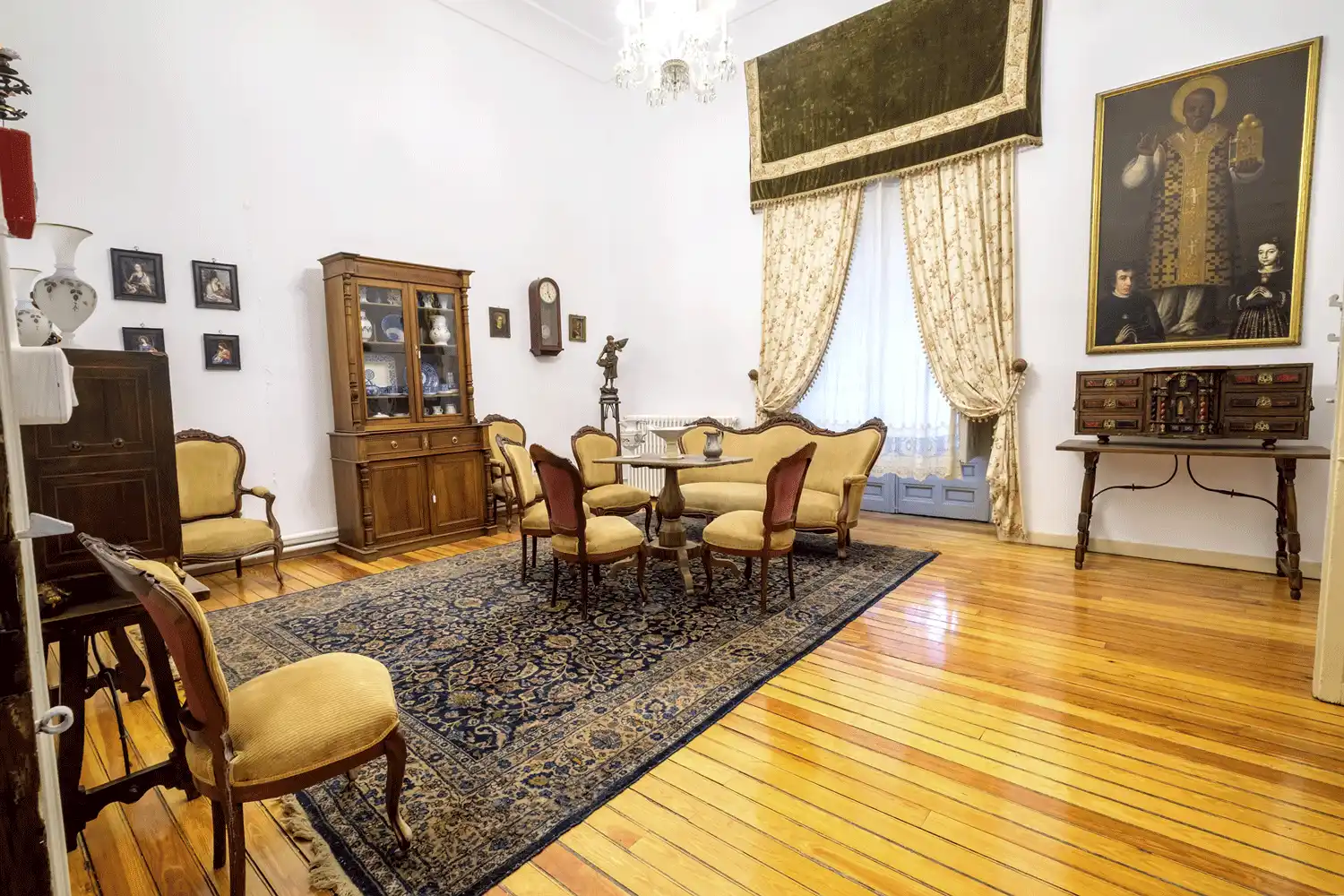 Sala de Estar del Palacio Episcopal con sillería isabelina de caoba, bargueño taraceado y óleos flamencos del siglo XVII.